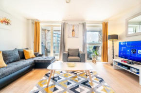 Luxury Greenwich 2Bed 2Bath Apt - Sleep 6 Guest- 1 min from station - close to Greenwich Maritime- Playstation provided